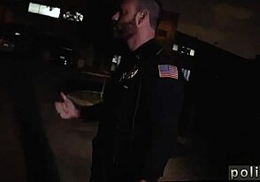 شرطيون عراة يمصون وينيكون صبيان متعددي الأعراق في الزي الرسمي