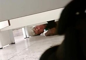 Хванати да чукат в банята на мола! 🛁