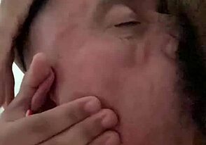 स्लो मोशन में गैगिंग डीपथ्रोट इंटेंसिटी