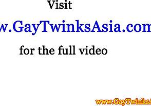 בחור אסייתי מוצץ זין של החבר בישיבה חמה של רימג'וב