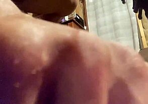 Twink padroneggia giocattolo enorme in gioco culo solo con mosse audaci