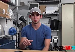 18+ genç sporcu yönetmen masasında dev siyah yarrak alıyor