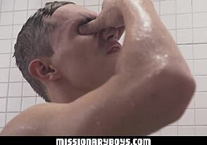 Mormonboyz - kåt präst borrar killens trånga rövhål i ångande dusch