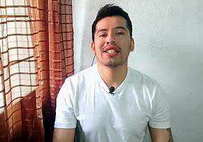 Бившият съпруг се промъква за 20 см дебела латино акция, докато жена му е далеч