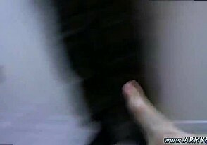 Dlaczego ci wojskowi chłopcy masturbują się razem w mundurach?
