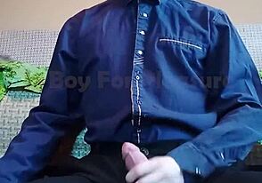 Млад мъж свършва силно върху дрехите - готов за наслада!