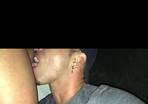 Zuigen in de wc van de club met een jonge amateur