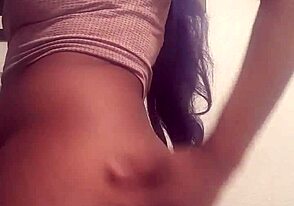 Bookiee streichelt ihren großen Shecock bis zum Abspritzen