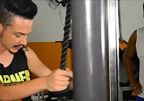 Kişisel antrenör safado spor salonu seansında müşteriyi yiyor