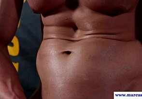 सेक्सी जॉक अपना रिप्ड बॉड शो करता है, हॉट! 🔥