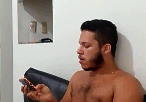 Junger Hengst mit fettem Schwanz wichst geil im Zimmer