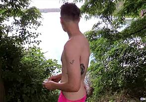 Wow, gespierde kerel zuigt hem droog boven voordat hij hard op die grote pik rijdt!