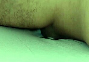 Prdel mě tvrdě na téhle matraci, kurva!