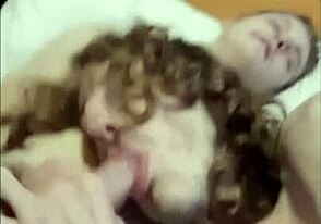 Estoy chupando a mi colega y lamiendo su culo apretado en mi cama esta noche