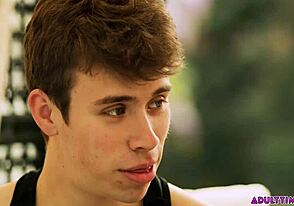 Ik ben overdonderd door Chris Damned die twee twinks domineert in bareback actie.