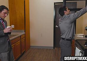 Verlegener Schwulen-Büroangestellter verknallt sich heftig in Büro-Hunk für Bareback-Spaß