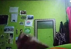 Amateur cute guy cumming hard