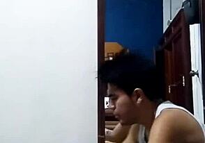 Hook Up dengan Guy Grindr untuk Aksi Rough Teen 18+ Kuat