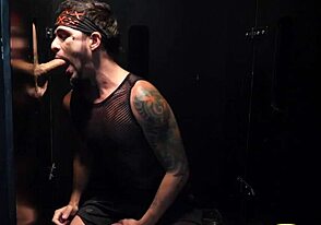 Suora mies glory holessa imee jättikyrpää, en voi uskoa tätä monsteria! 😲