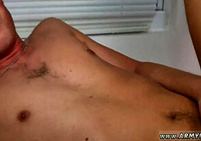 बालदार सैनिक गर्म समलैंगिक टुकड़ी में एनल एक्शन करते हैं। बड़े लंड मिलिट्री हंक के साथ ग्रुप ब्लोजॉब।