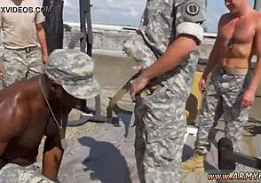 Soldats russes, prêts pour un plan à 3 intense en extérieur armée?