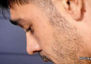 フラットゲイたちがお互いのきついアナルを激しく叩き合うワイルドなアナルアクション