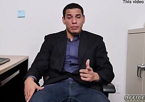 Сурово смукане на млад мъж в горещо гей действие.