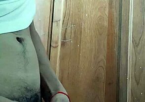 شاب يخرج زبه لجلسة فردية غنية