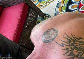 Запах кожи разжигает жажду волосатого хуя