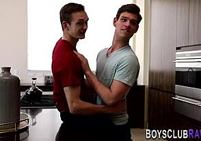 גיי חתיך מזיין גולמי את התחת הצר של סטאד קשוח!