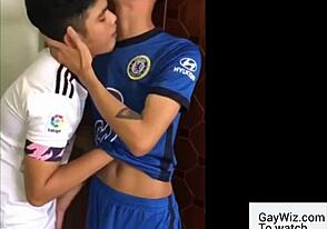 Dva Azijca v nogometnih uniformah trdo jebeta!