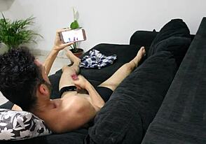 हॉर्नी ट्विंक स्क्रीन पर हॉट एमेच्योर पॉर्न देखते हुए हैंडजॉब दे रहा है