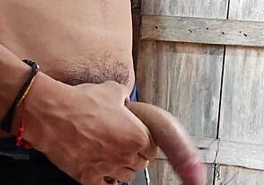 Skvělá ruční práce na jeho velkém péru v domácím sólo