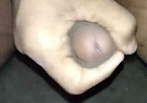 देसी लड़का घर पर आज जोरदार मुठ मार रहा