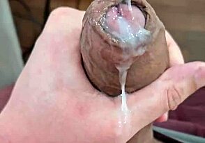 Van egy hatalmas farkam és nagyon forró érzés mutogatni a csinos brazil szomszédomnak.