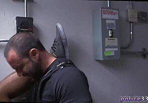 Hú, ezek a 18+ srácok hatalmas fasszal a forró zsaru akcióban vadak! 🔥