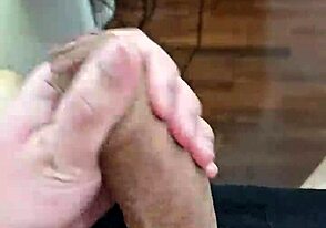 หนุ่มลาติน twink แสดงควยใหญ่ของเขา