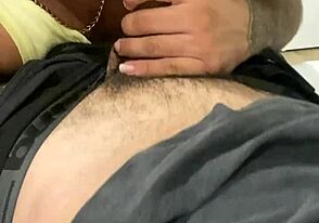 Turista com pau monstro flerta, leva pro hotel pra sexo quente.