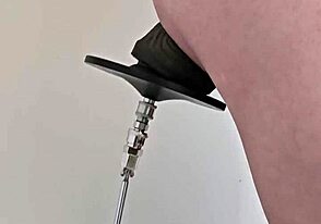 Monster svart dildo smäller snett på knullmaskin, åh ja!