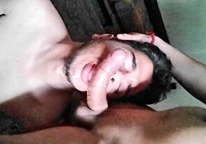 צ'קלון אומר שלום לבוטום שלו עם חלב רגשי בפה