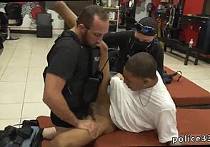 Podejrzany o rabunek zostaje złapany i kończy w hardcore'owym gejowskim trójkącie, sra i rżnie w dupę z czarnymi facetami.