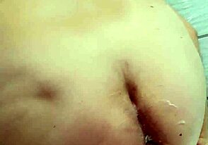 业余家伙在狂野会议中实验肛门假阳具。他把玩具推深以获得强烈快感。