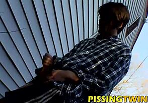 Yaar, ye hot twinks piss splash kar rahe hain har taraf!