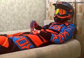 Fierbinte pentru acțiune gay cu biker motocross