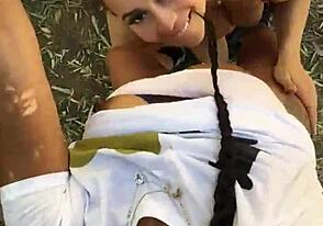 Carmela Clutch和Cali Caliente在户外徒步中猛干