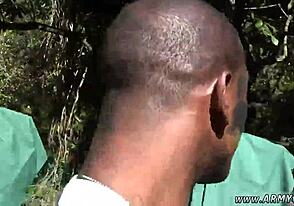 Militaire Mannen in Uniform Domineren met Intense Groep Actie in Trio Video