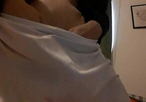 मैं अकेला घर पर, वेबकैम पर तुम्हारे लिए हिल रहा हूं