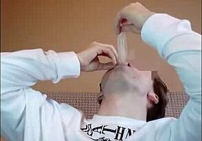 जस्ट एक यंग 18+ ड्यूड युज्ड कंडोम से सीधे कम स्वॉलो करता है, वाइल्ड फेटिश स्टफ