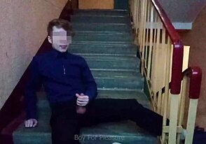 Casual ryster den af på trappen efter skole