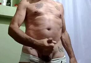 Opgewonden van genot met intense masturbatie